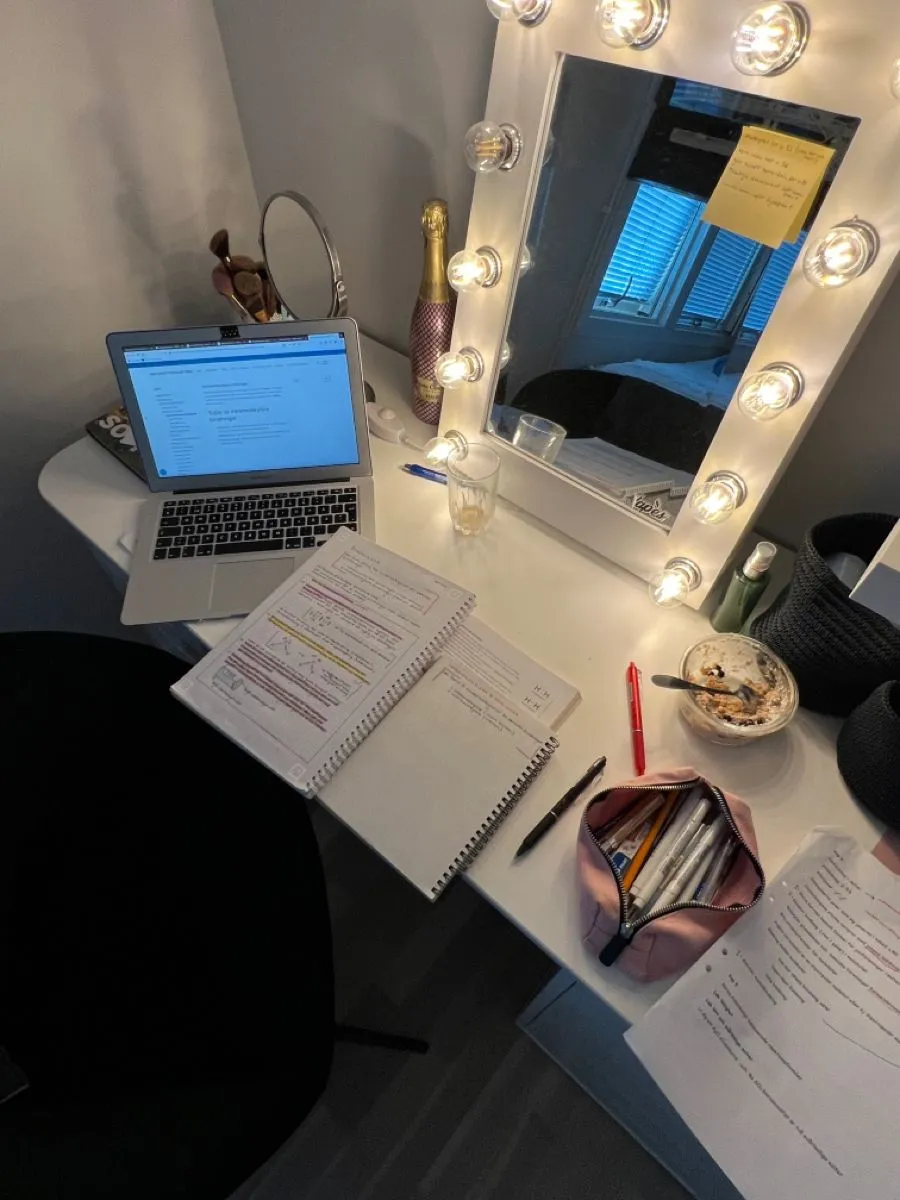 Schreibtisch mit Journal